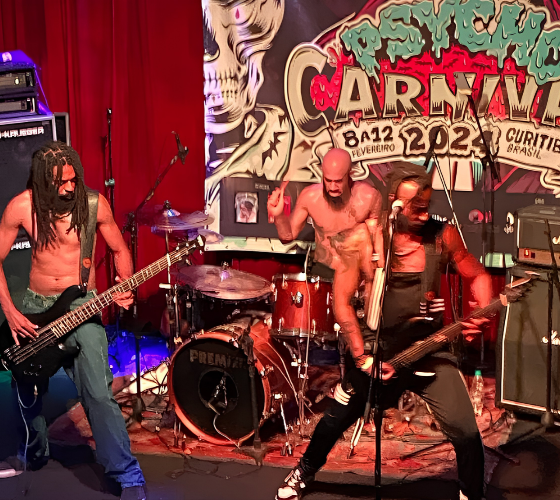 Black Pantera no palco do Psycho Carnival: o trio mineiro faz do antirracismo parte do repertório.